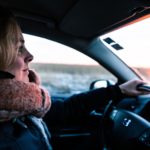 女性　運転　カー用品