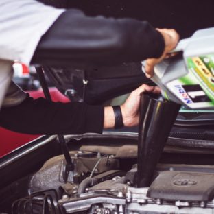 自動車のエンジンオイルはどんな種類があるの?