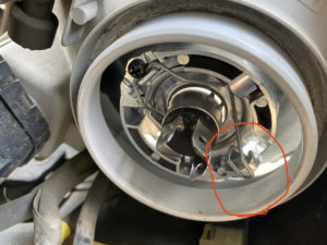 車のヘッドライトはDIYで交換できるの?