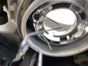 車のヘッドライトはDIYで交換できるの?