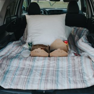これで長距離もOK!車内にあるととっても便利なカー用品まとめ!