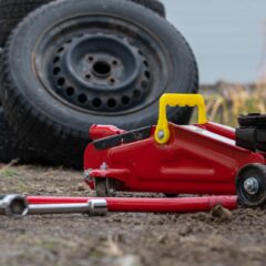 自動整備必需品！自動車のジャッキの種類と使い方とは？