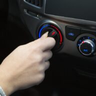 エアコンが効かない原因は？修理費用の目安も解説【車のエアコントラブル完全ガイド】