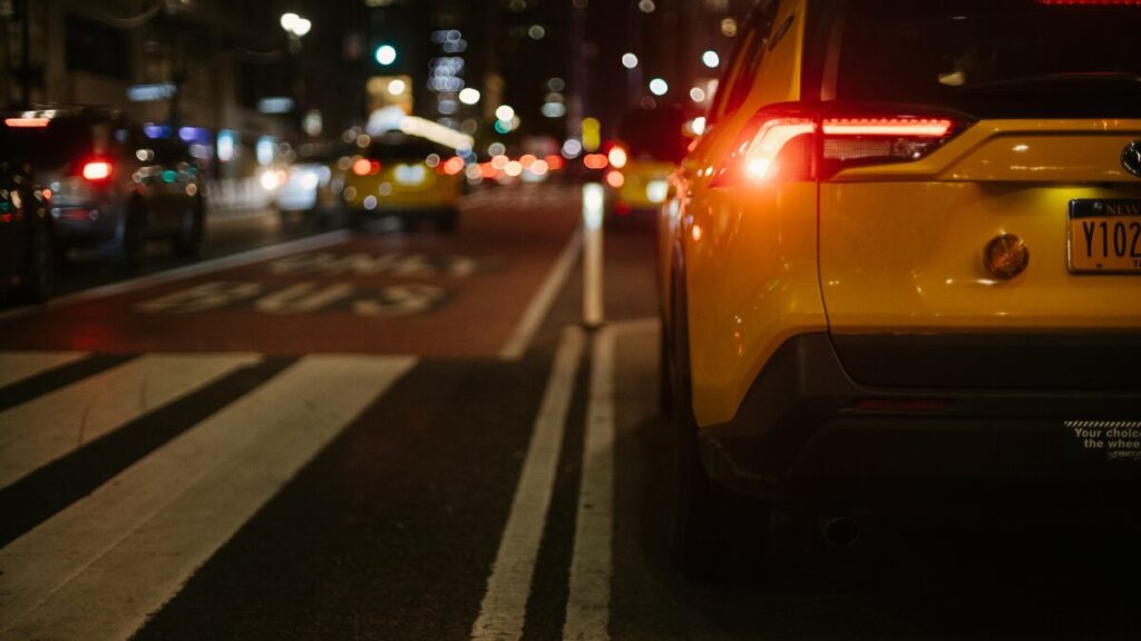 自動車保険は毎年変えるべき？見直しの最適タイミングと判断基準