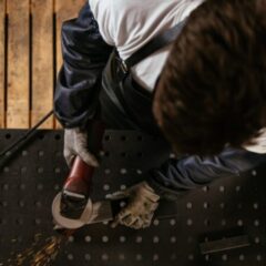 ディスクグラインダーの使い方は？切断・研磨の基本を徹底解説【素材別・用途別ガイド】
