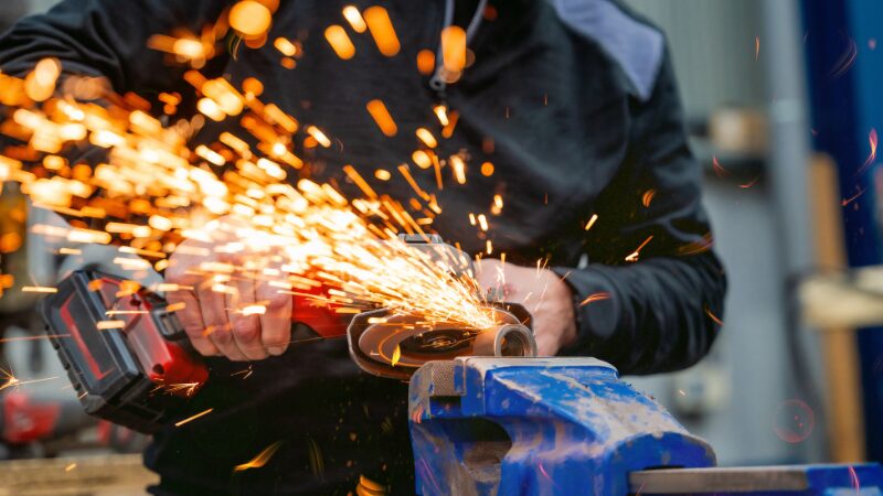 ディスクグラインダーは危険？安全対策と注意点を徹底解説｜工具専門店が教える正しい使い方